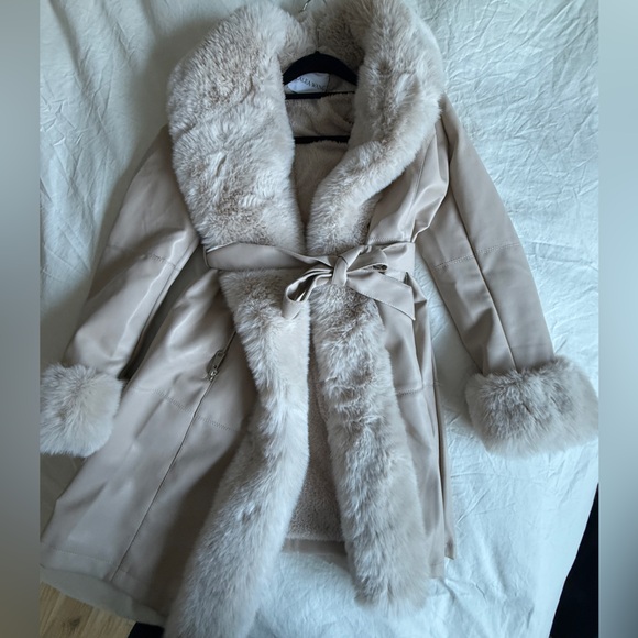 Elegant Faux Leather Cream Fur-Trimmed Women's Coat - Picture 2 of 4